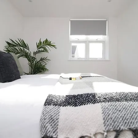 Fishponds Flat 3 By Mia Living 1 Bedroom Apartment شقة