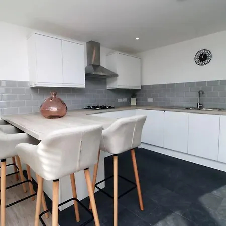 Fishponds Flat 3 By Mia Living 1 Bedroom Apartment